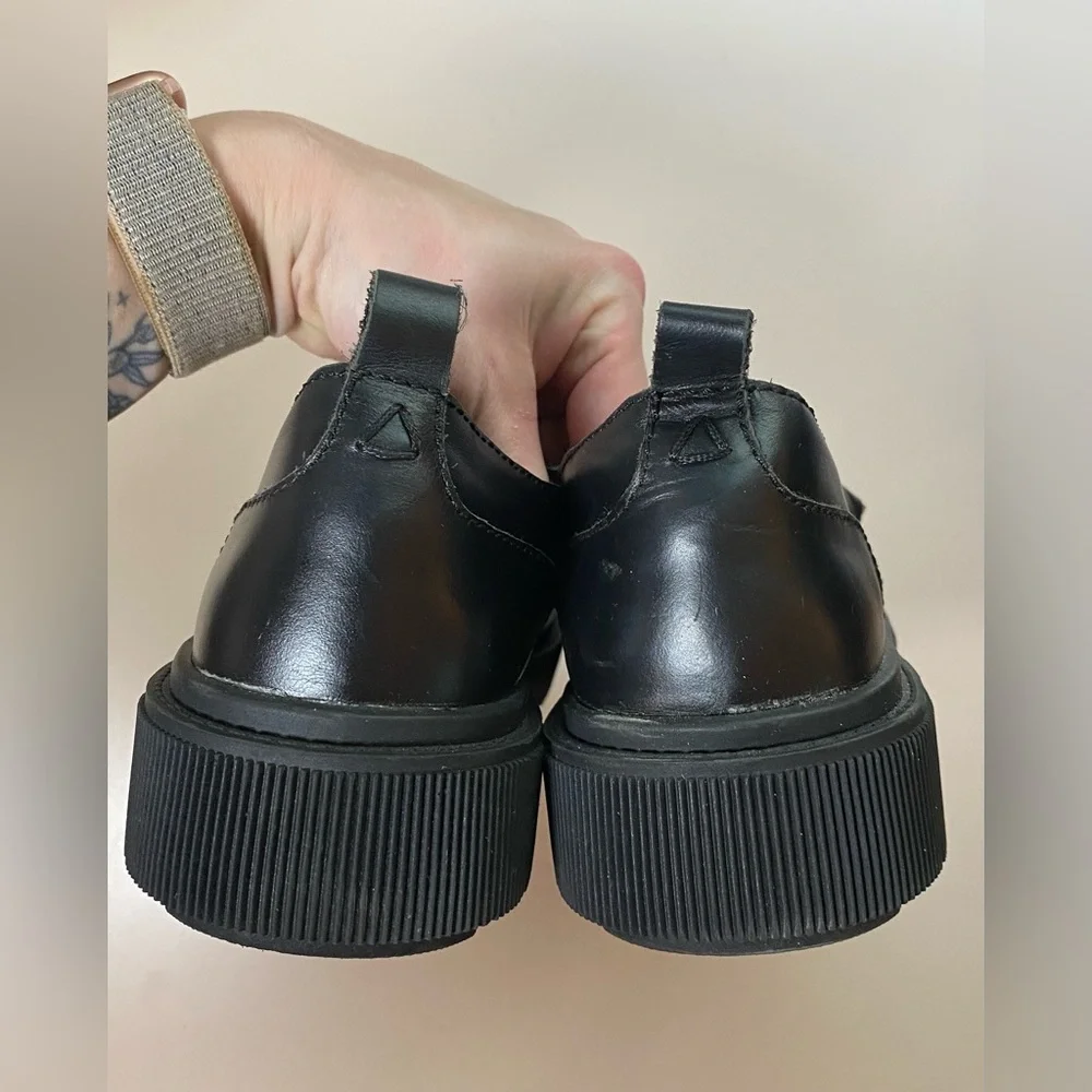 Kelsi Dagger | Size 9.5 Women’s Chunky Black Loafers with Gold Chain - Picture 2 of 3